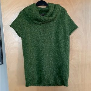 Cap sleeves green BCBG sweater
